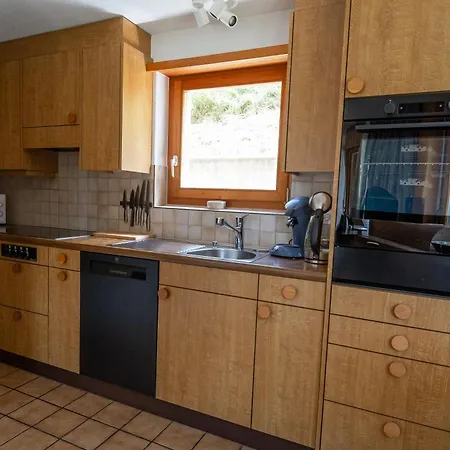 Spacious Flat With Excellent Location & Parking Apartment *