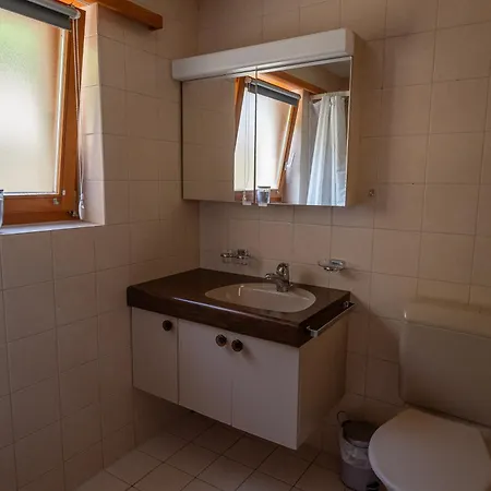 Apartment Spacious Flat With Excellent Location & Parking *