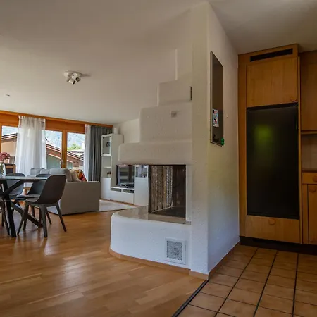 Spacious Flat With Excellent Location & Parking Apartment *